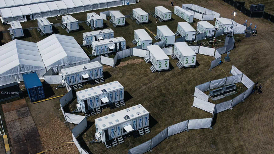 Materieludlejning til events og byggeri – Godik leverer toiletvogne, hegn og strøm